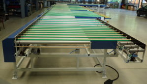 Laengs- und Querfoerderer als Anlage kombiniert